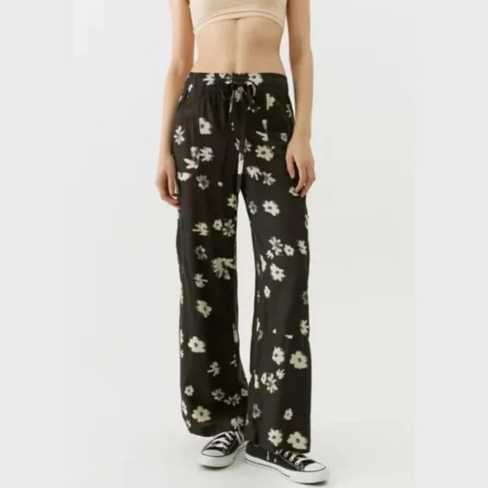 Urban Outfitters Floral Cargo Lounge Pants - Black, M